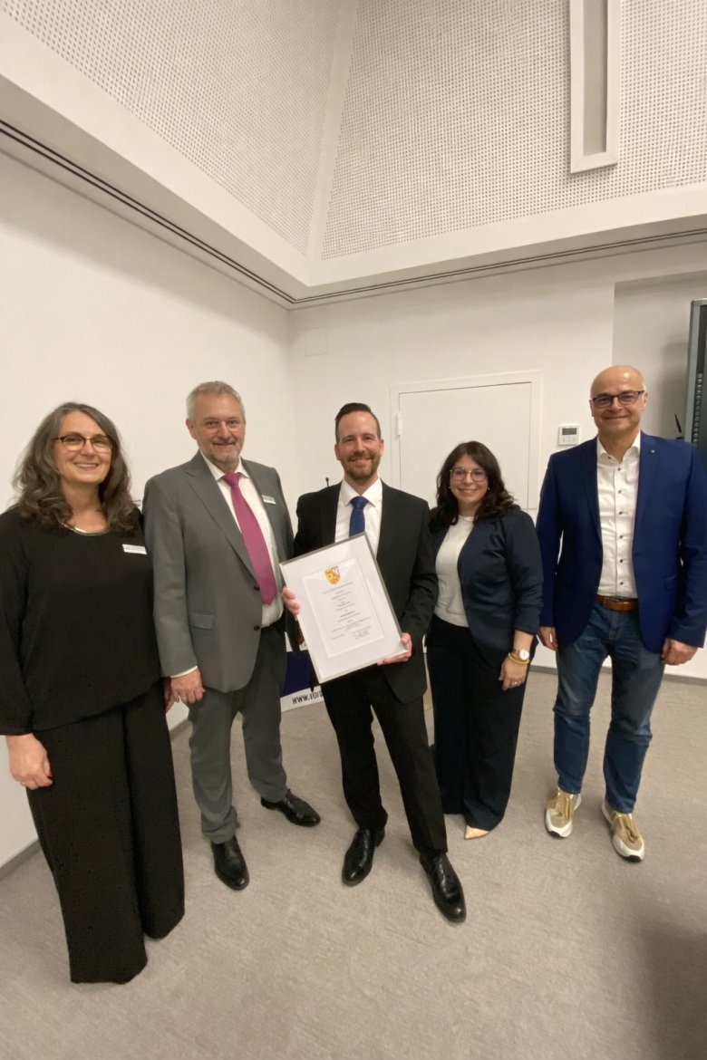 Das Bild zeigt die neue Verwaltungsspitze der Verbandsgemeinde mit der Ehefrau von Timo Kanzinger