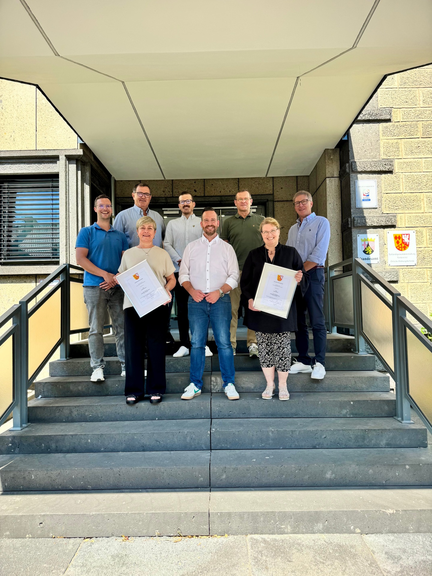 Das Bild zeigt Kerstin Kochems, Bürgermeister Timo Kanzinger, Sonja Morsch, Büroleiter Michael Augel, Fachbereichsleiter Markus Hermann, stellv. Fachbereichsleiter Stephan Eiden, Sachgebietsleiter Alexander Röser, Personalratsvorsitzender Thomas Montada