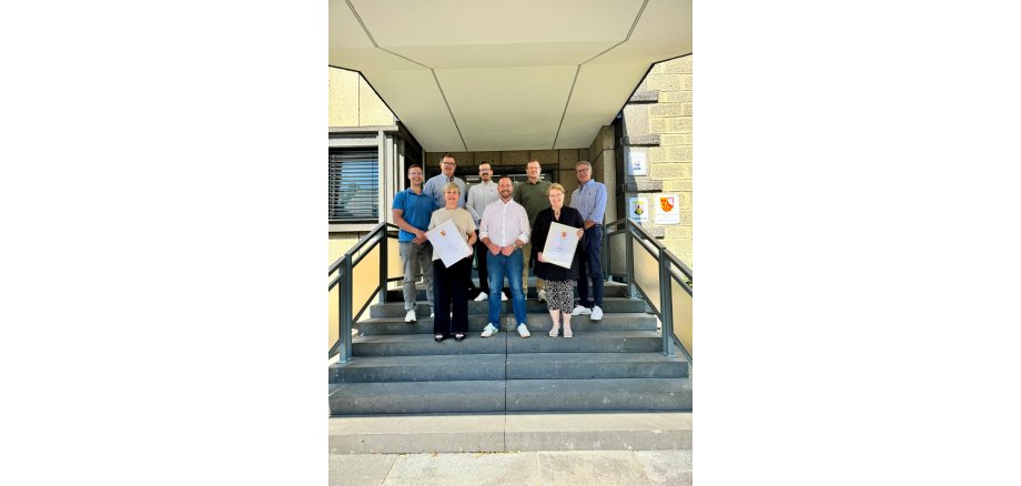 Das Bild zeigt Kerstin Kochems, Bürgermeister Timo Kanzinger, Sonja Morsch, Büroleiter Michael Augel, Fachbereichsleiter Markus Hermann, stellv. Fachbereichsleiter Stephan Eiden, Sachgebietsleiter Alexander Röser, Personalratsvorsitzender Thomas Montada Das Bild zeigt Kerstin Kochems, Bürgermeister Timo Kanzinger, Sonja Morsch, Büroleiter Michael Augel, Fachbereichsleiter Markus Hermann, stellv. Fachbereichsleiter Stephan Eiden, Sachgebietsleiter Alexander Röser, Personalratsvorsitzender Thomas Montada