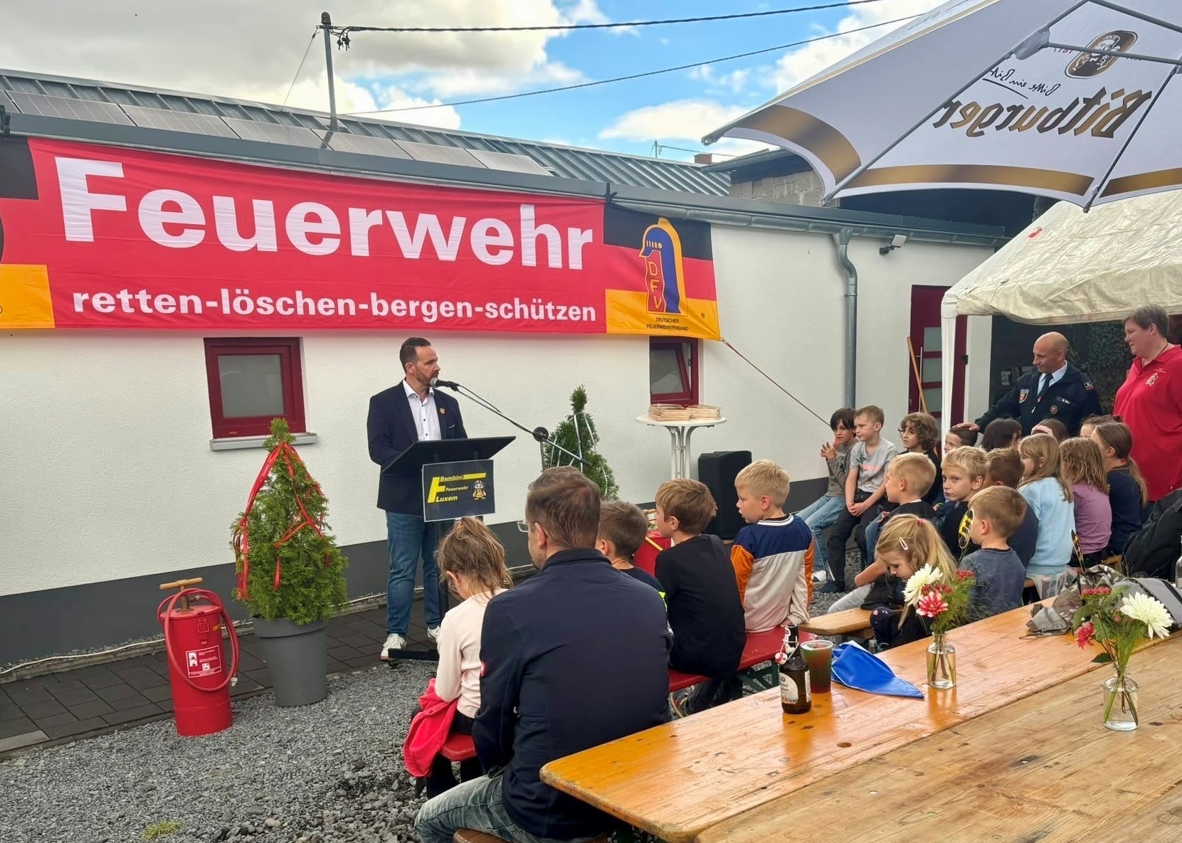 Das Bild zeigt Bürgermeister Timo Kanzinger bei der Ansprache zur Eröffnung der ersten Bambini-Feuerwehr der Verbandsgemeinde Vordereifel