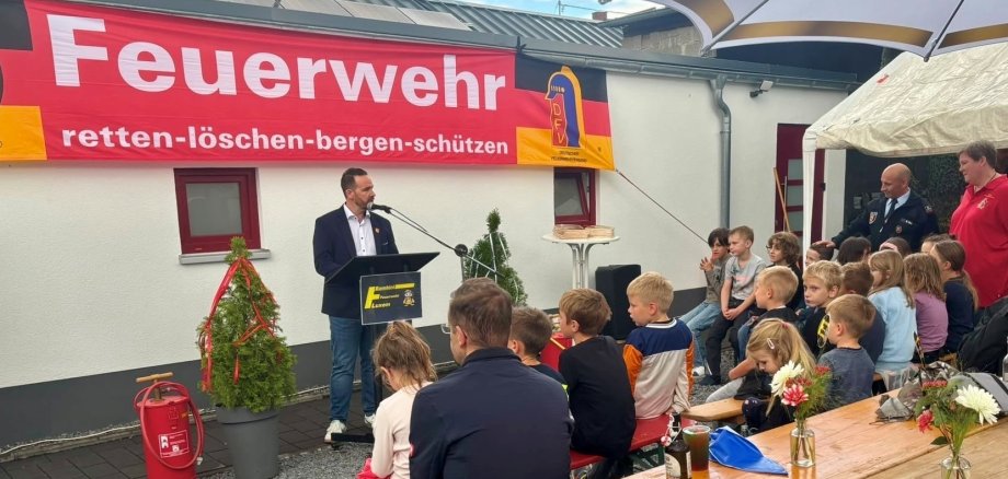 Das Bild zeigt Bürgermeister Timo Kanzinger bei der Ansprache zur Eröffnung der ersten Bambini-Feuerwehr der Verbandsgemeinde Vordereifel Das Bild zeigt Bürgermeister Timo Kanzinger bei der Ansprache zur Eröffnung der ersten Bambini-Feuerwehr der Verbandsgemeinde Vordereifel
