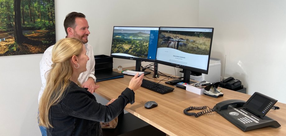 Bürgermeister Timo Kanzinger (li.) sieht sich die aktualiesierte touristische Homepage der Verbandsgemeinde Vordereifel an Bürgermeister Timo Kanzinger und Touristikerin Svenja Schulze-Entrup sehen sich die angepasste erneuerte Internetseite www.naturerebnis-vordereifel.de an