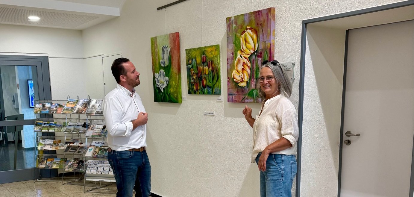 Das Bild zeigt Bürgermeister Timo Kanzinger im Austausch mit der Künstlerin Petra Lußem