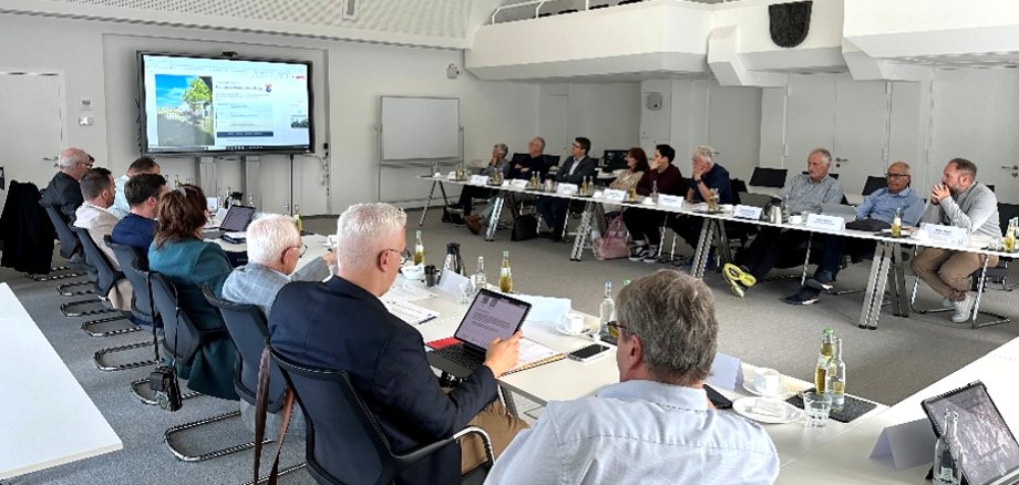 Das Bild zeigt die Mitglieder der LAG Osteifel-Ahr während der Sitzung bei der Vorstellung eines eingereichten Fördervorhabens. 
