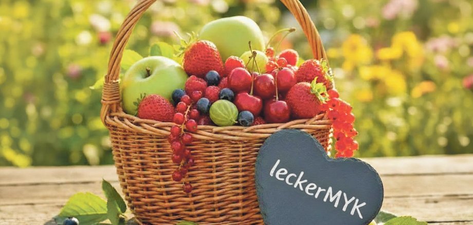 Das Bild zeigt einen Korb mit Beeren