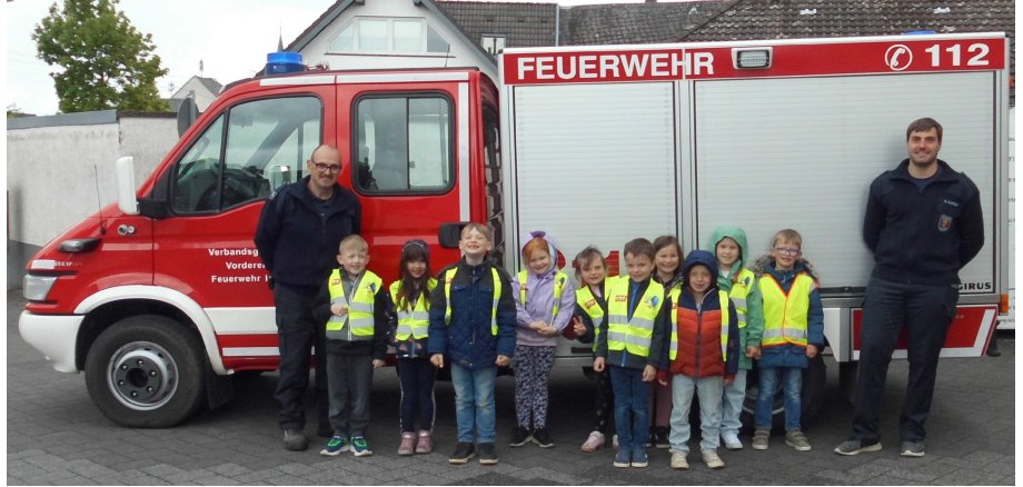 Das Bild zeigt die Maxi Kinder vor einem Feuewehrauto Das Bild zeigt die Maxi Kinder vor einem Feuewehrauto