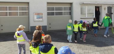 Das Kind zeigt die Maxi Kinder beim Besuch der Freiwilligen Feuerwehr in Kehrig Das Kind zeigt die Maxi Kinder beim Besuch der Freiwilligen Feuerwehr in Kehrig