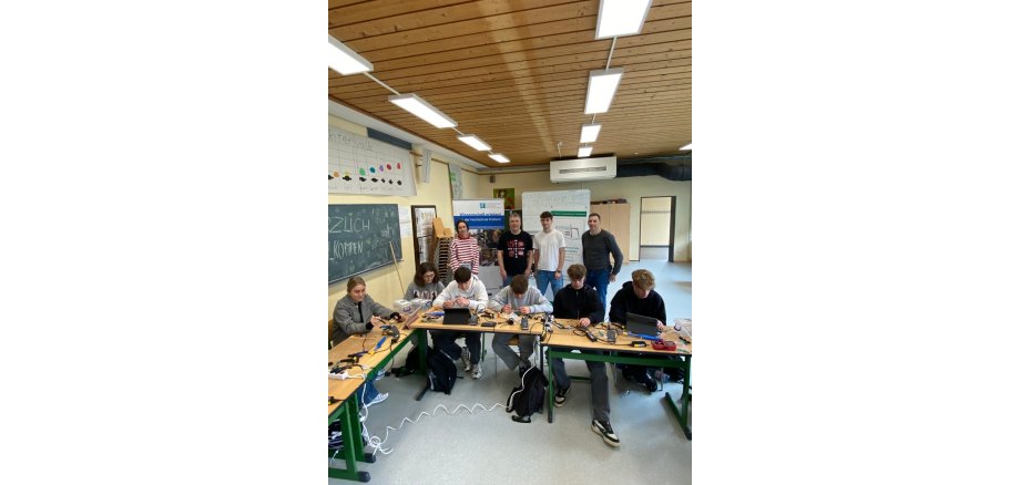 Schülerinnen und Schüler der Klasse 9a lernten die Technik und Funktionsweise typischer Alltagsgegenstände wie einer Smartphone-Boombox, eines Lauflichts oder einer Hochspannungs-Tesla-Spule kennen. Schülerinnen und Schüler der Klasse 9a der Realschule plus Sankt Martin in Nachtsheim experimentieren mit technischen Alltagsgegenstände wie einer Smartphone-Boombox, einem Lauflicht oder einer Hochspannungs-Tesla-Spule, unterstützt von Schulleiter Michael Walo sowie dem Projektleiter des MINT-Mobils, Prof. Dr. Johannes Stolz, und einem Studierenden der Elektrotechnik von der Hochschule Koblenz.