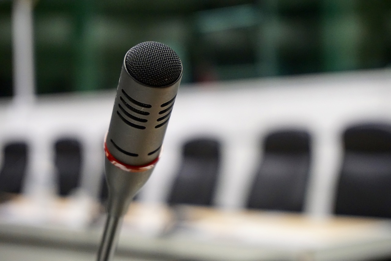Abbildung eines Mikrofons an einem Konferenztisch