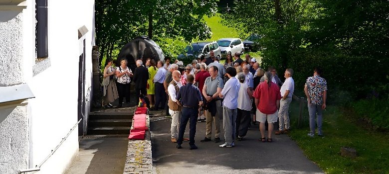 Gemütlicher Ausklang nach dem Barockkonzert Besucher vor der Wallfahrtskapelle beim gemütlichen Ausklang nach dem Barockkonzert 2026
