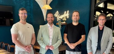 Wirtschaftsförder Alexander Röser mit Bürgermeister Timo Kanzinger, Betriebsinhaber Marc Ahrendt und Ortsbürgermeister Alexander Weber im frisch renovierten Gastraum des "Kaiserhof" in Ettringen.