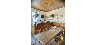Gastraum mit Tischen und Theke
