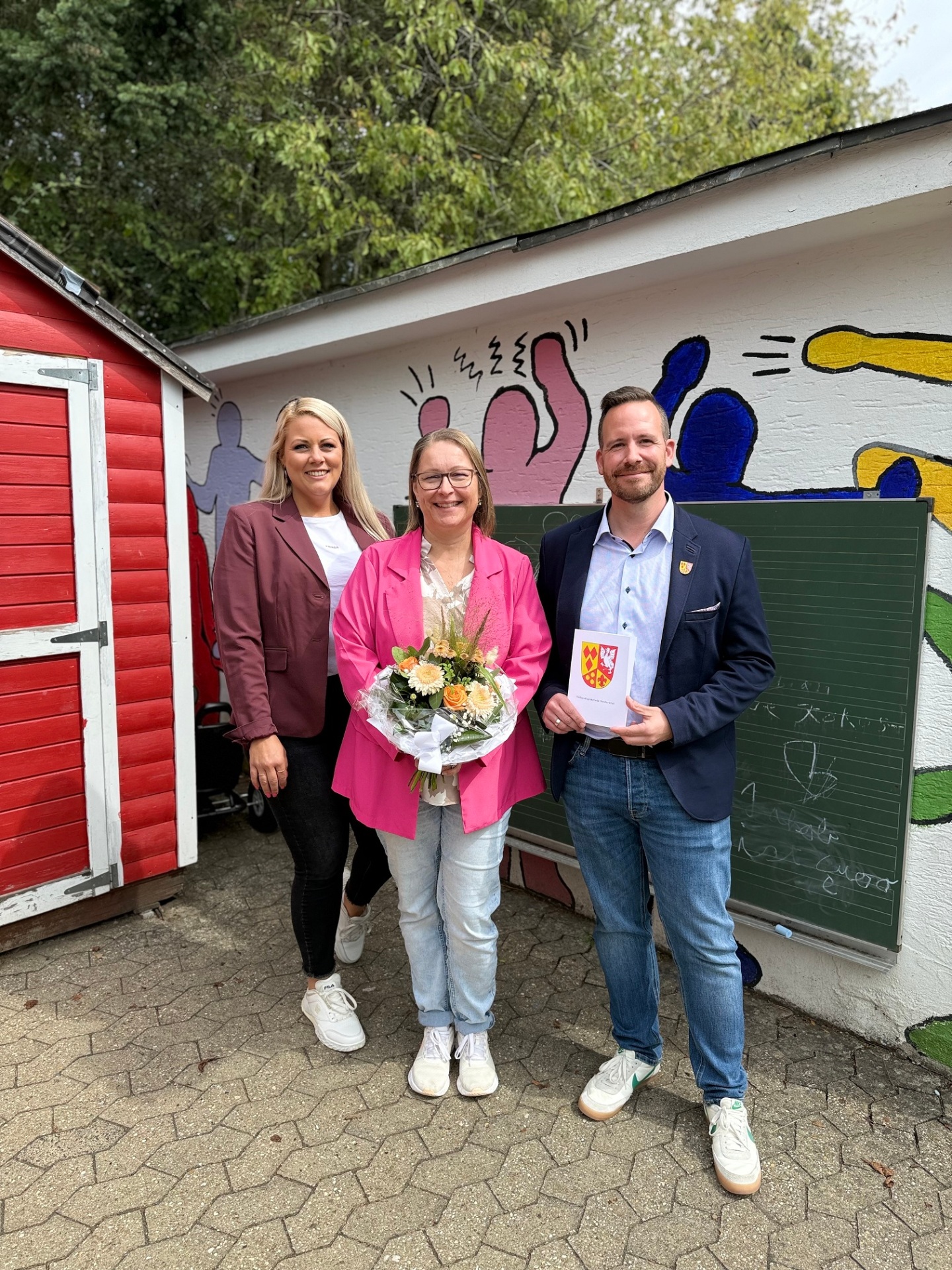 (v.l.n.r.): Fachbereichsleiterin Bürgerdienste, Anna Döpgen, mit der neu ernannten Rektorin Lydia Stuntz und Bürgermeister Timo Kanzinger, an der Grundschule Herresbach