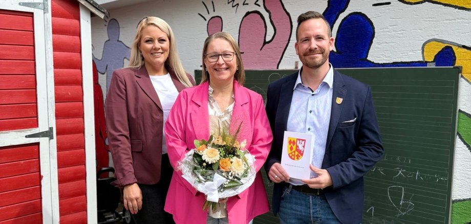 (v.l.n.r.): Fachbereichsleiterin Bürgerdienste, Anna Döpgen, mit der neu ernannten Rektorin Lydia Stuntz und Bürgermeister Timo Kanzinger, an der Grundschule Herresbach (v.l.n.r.): Fachbereichsleiterin Bürgerdienste, Anna Döpgen, mit der neu ernannten Rektorin Lydia Stuntz und Bürgermeister Timo Kanzinger, an der Grundschule Herresbach