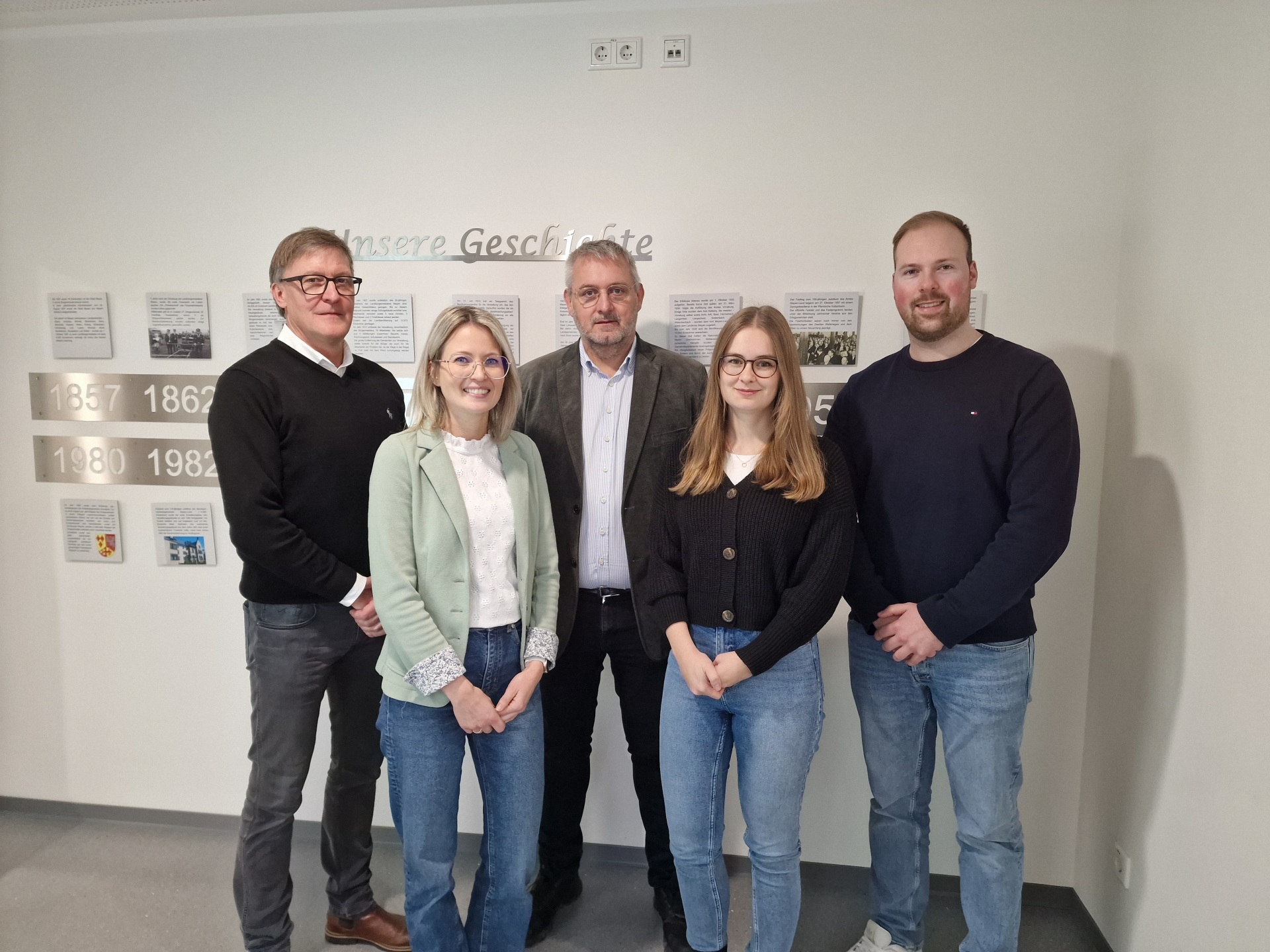 Das Bild zeigt Büroleiter Michael Augel, die neue Schulsekretärin Manuela Linden, der Erste Beigeordnete Christoph Kicherer, Lea Göbel vom Personalrat und der stv. Fachbereichsleiter 3 - Bürgerdienste, Lukas Schürmann, kamen Anfang Januar bei der Vertragsunterzeichnung im Rathaus der Verbandsgemeinde Vordereifel zusammen