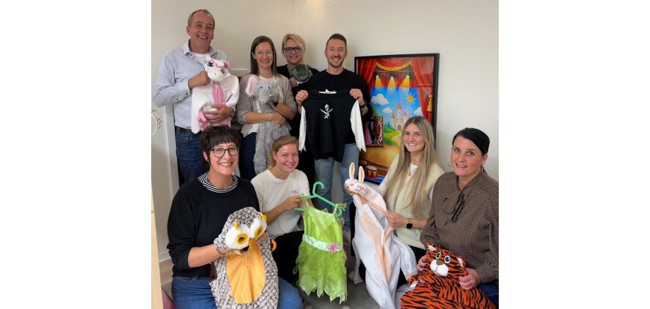 Das Bild zeigt Albert Hürter (Beigeordneter), Kerstin Oster, Carina Schilberz, Erik Renner, Susanne Frank (Kita-Sozialarbeiterin), Laura Hansen, Ella Reuther (Fachkraft Kinderperspektive) und Maike Winkler (Vertreterin Kita-Leitung)