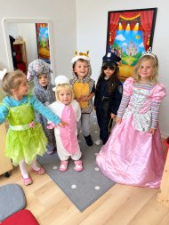 Das Bild zeigt einige Kinder mit ihren Kostümen