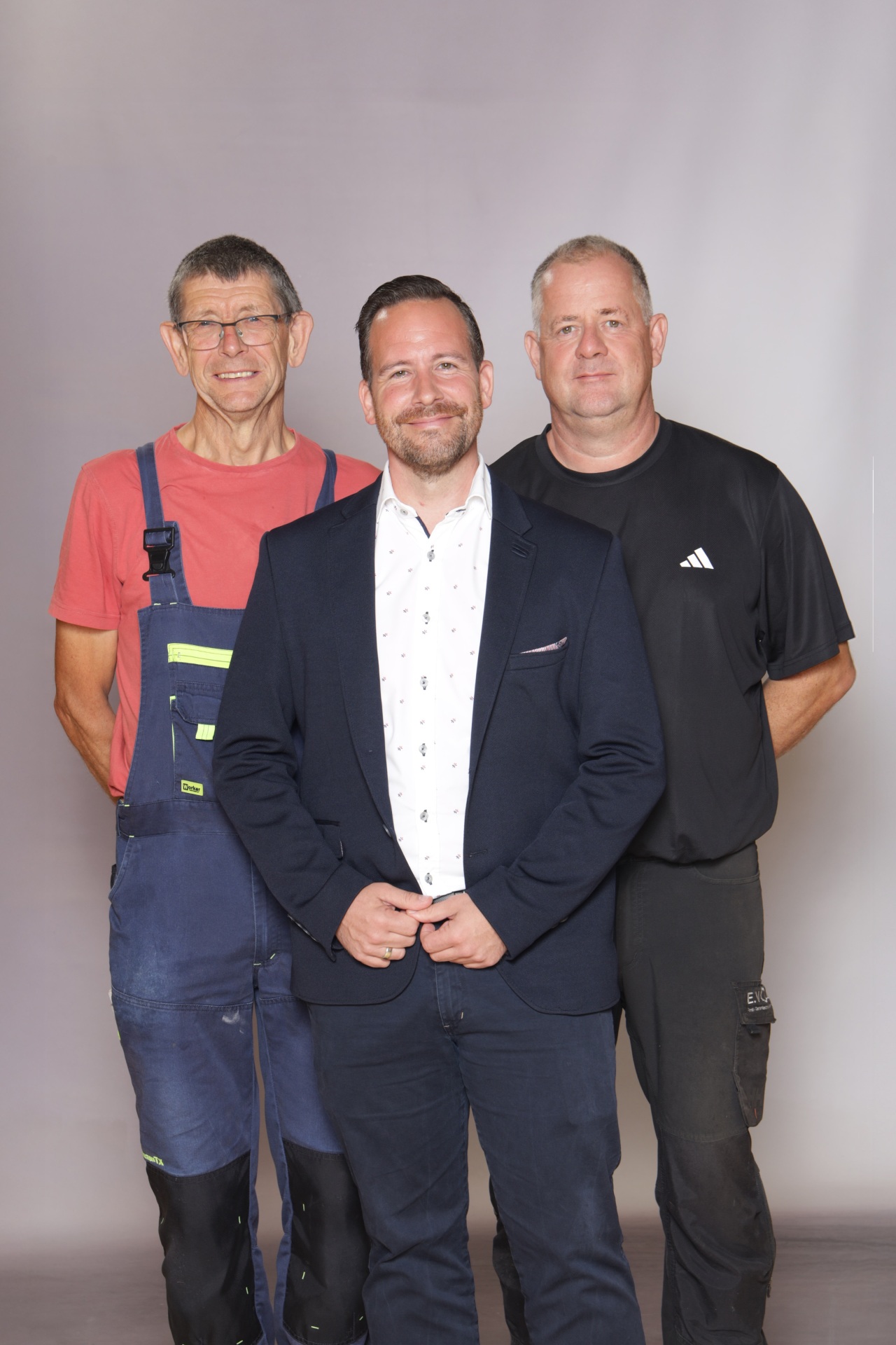 Das Bild zeigt Bürgermeister Timo Kanzinger mit "Noch-Hausmeister" KLaus Michels und seinem Nachfolger Karl Schubert