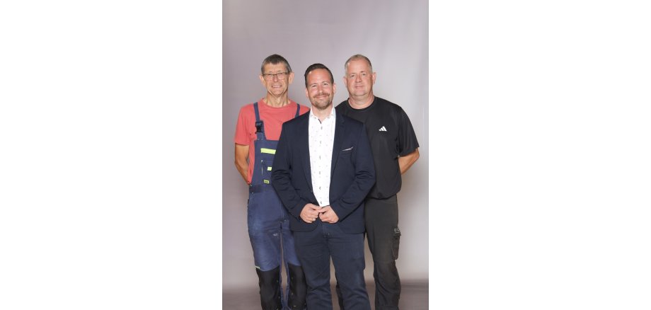 Das Bild zeigt Bürgermeister Timo Kanzinger mit "Noch-Hausmeister" KLaus Michels und seinem Nachfolger Karl Schubert