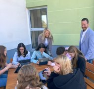 Das "Grüne Klassenzimmer" wird in Betrieb genommen Schülerinnen und Schüler mit iPads auf einer Sitzgarnitur beim Unterricht im neuen "Grünen Klassenzimmer"