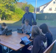 Andre Müller (Klassenleiter 8a) beim ersten Unterricht im Freien! Schülerinnen und Schüler mit ihrem Lehrer im neuen "Grünen Klassenzimmer"