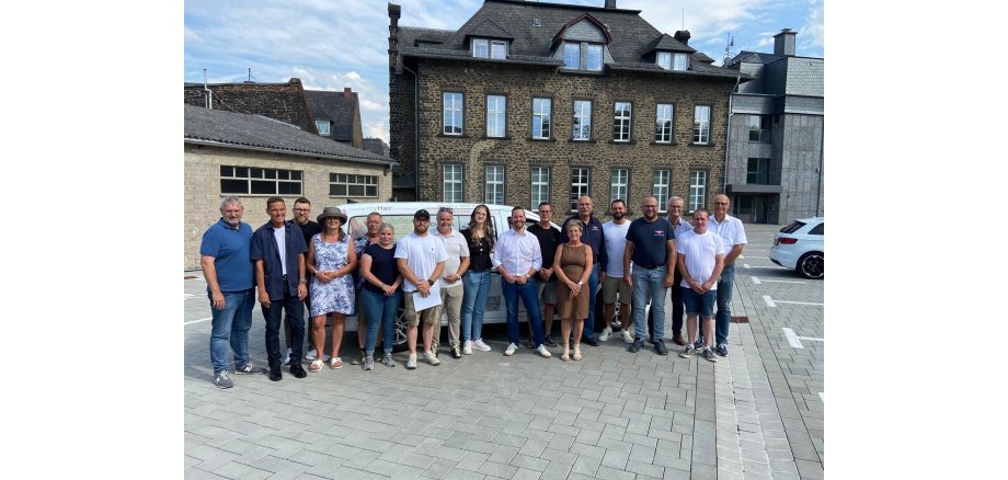 Das Bild zeigt Bürgermeister Timo Kanzinger, Vertreter der Politik sowie die Sponsoren und Werbepartner Das Bild zeigt Bürgermeister Timo Kanzinger, Vertreter der Politik sowie die Sponsoren und Werbepartner