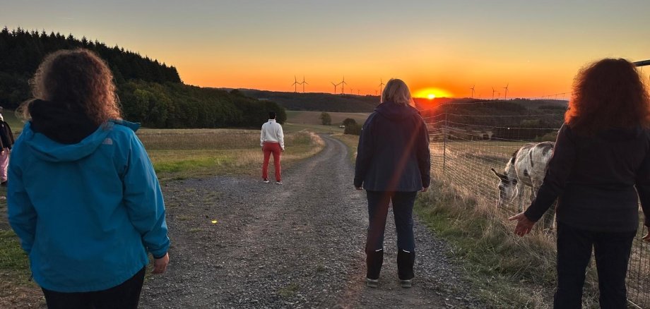Das Bild zeigt einige Teilnehmer der Yogawanderung Das Bild zeigt einige Teilnehmer der Yogawanderung