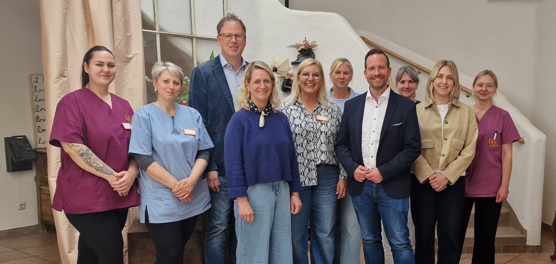Das Bild zeigt (v.l.n.r.) Linda Klein und Natalie Gepart (Pflegekräfte), Geschäftsführer Uwe Berens, Projekt 3 gGmbH, Ortsbürgermeisterin Corinna Behrendt, Einrichtungsleiterin Ellen Schäfer und Nina Wohnsland, Praxisanleitung und stellv. PDL, Bürgermeister Timo Kanzinger, sowie (v.r.n.l.) Marion Laux (Pflegekraft), Nadine Stein, Pflegedienstleitung (PDL) und Sophie Spurzem (Pflegekraft)