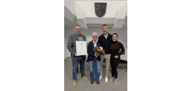 Das Bild zeigt den Ersten Beigeordneten Christoph Kicherer mit Familie Stenz