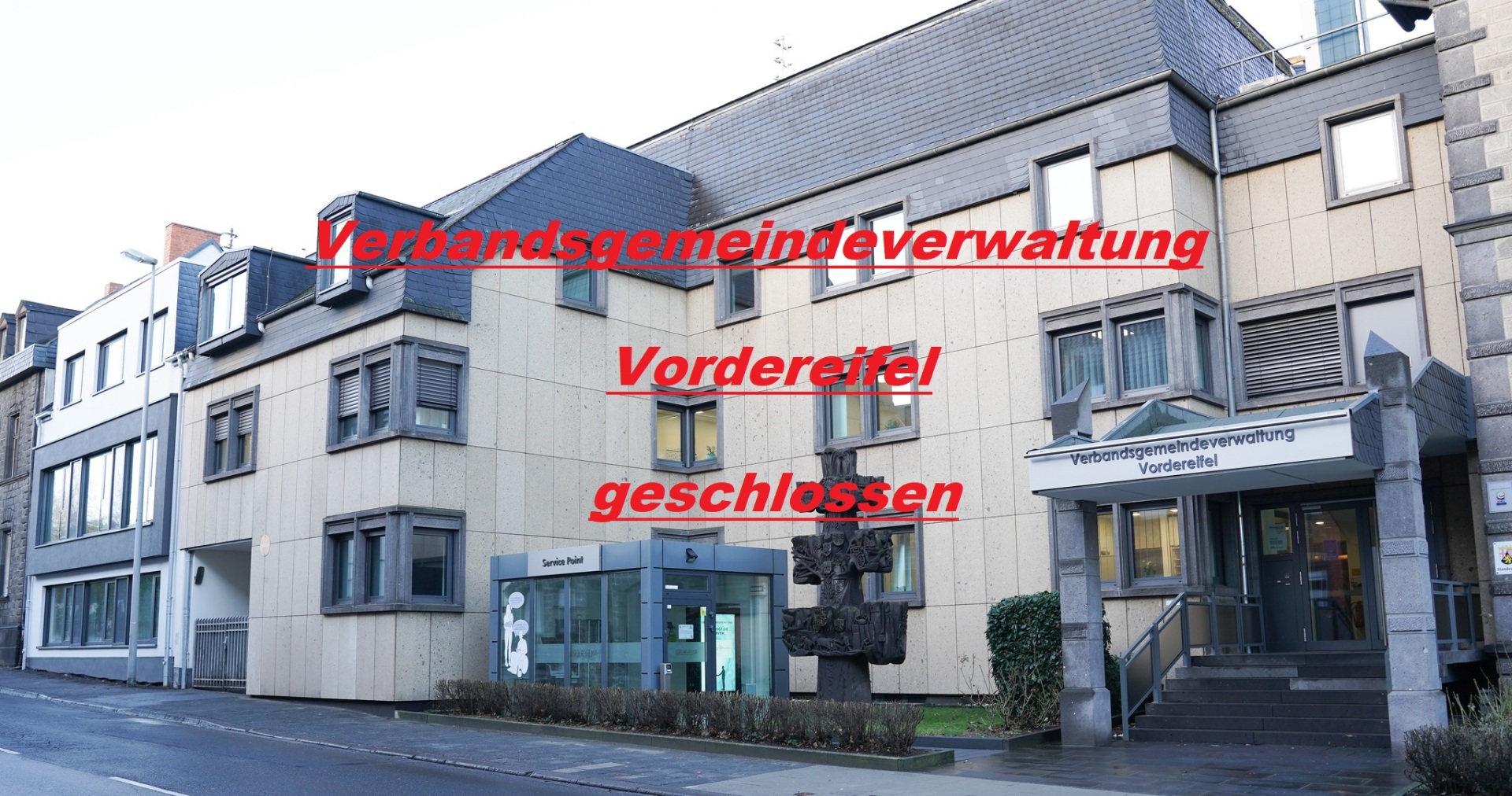 Rathausgebäude der Verbandsgemeinde Vordereifel in Mayen mit rotem Schriftzug Verbandsgemeindeverwaltung Vordereifel geschlossen