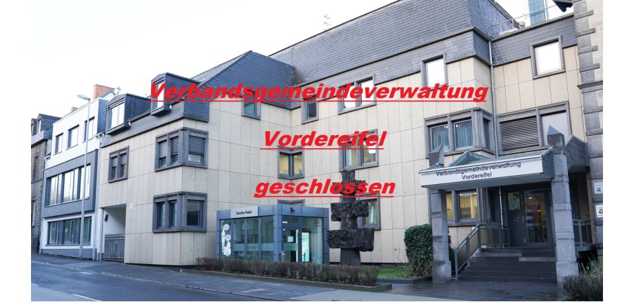 Rathausgebäude der Verbandsgemeinde Vordereifel in Mayen mit rotem Schriftzug Verbandsgemeindeverwaltung Vordereifel geschlossen