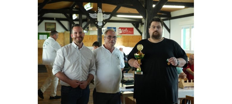 Das Bild zeigt die „Einzelsieger Senioren" mit dem Einzelpokal