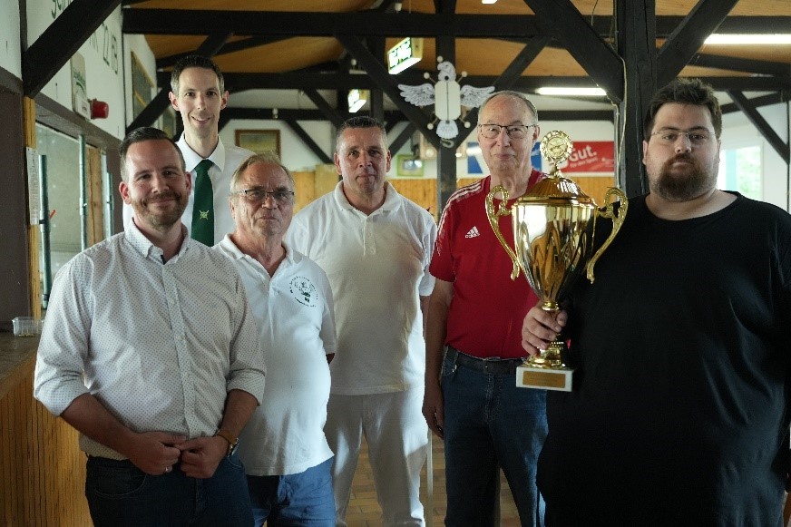 Das Bild zeigt die "Siegermannschaft Kottenheim" mit dem Wanderpokal 