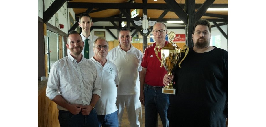 Das Bild zeigt die "Siegermannschaft Kottenheim" mit dem Wanderpokal 