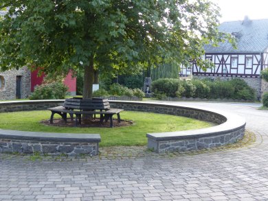 Anschau Kreisel und Dorfplatz Hier sehen Sie den Dorfplatz mit Kreisel in Anschau