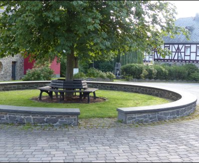 Hier sehen Sie den Dorfplatz mit Kreisel in Anschau
