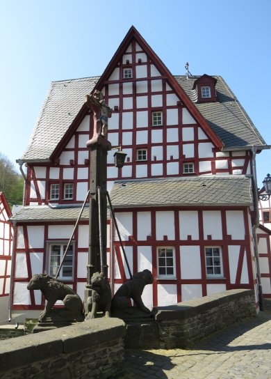 Außenansicht Viergiebelhaus Hier sehen Sie das Viergiebelhaus in Monreal