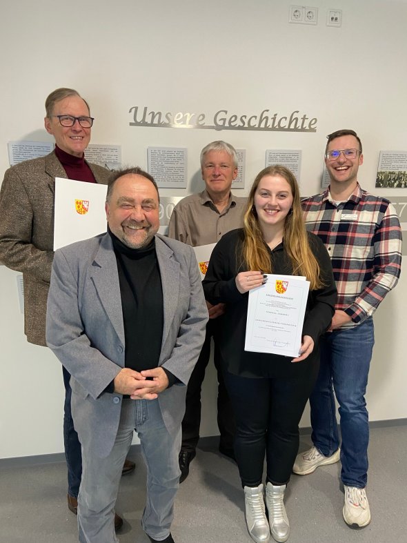 Das Bild zeigt die Seniorensicherheitsberater mit Bürgermeister Alfred Schomisch und Sachgebietsleiter Alexander Röser Das Bild zeigt die Seniorensicherheitsberater mit Bürgermeister Alfred Schomisch und Sachgebietsleiter Alexander Röser